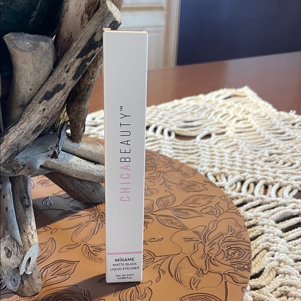CHICA BEAUTY Mírame Matte Liquid Eyeliner - Black